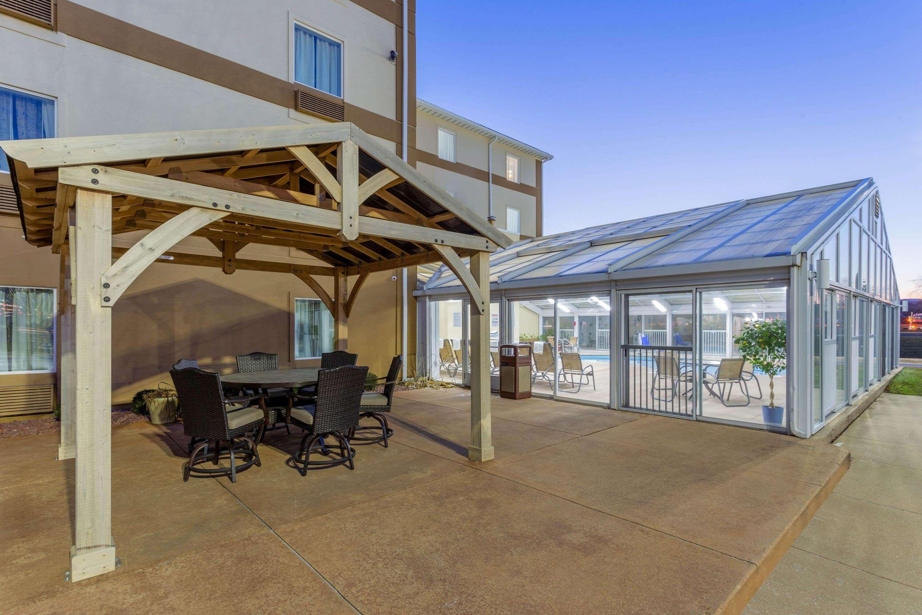 La Quinta By Wyndham Rockford Hotel Exterior photo